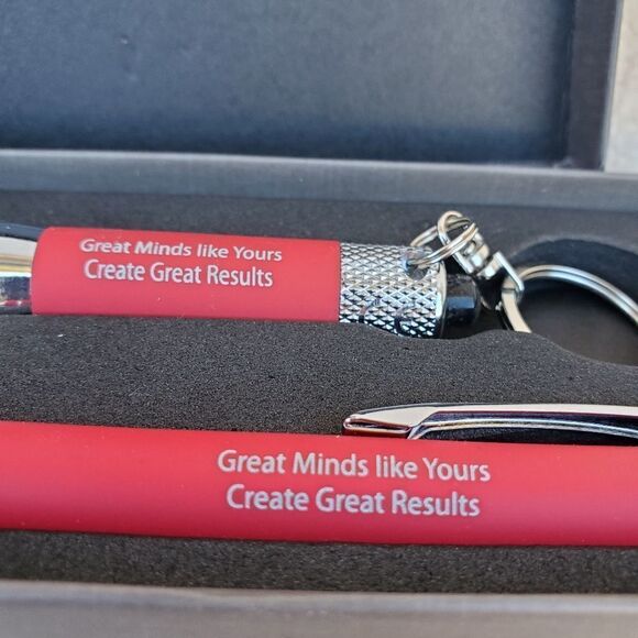 Pen and flashlight gift box set "Great Minds Like Yours Create Great Results" - Picture 3 of 7